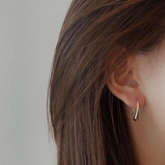 CLOSING SALE! 💕Gold Plated Teardrop Earrings - Picture 3 of 4